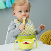 child with Bowl + straw - lemon sherbet - b.box for kids