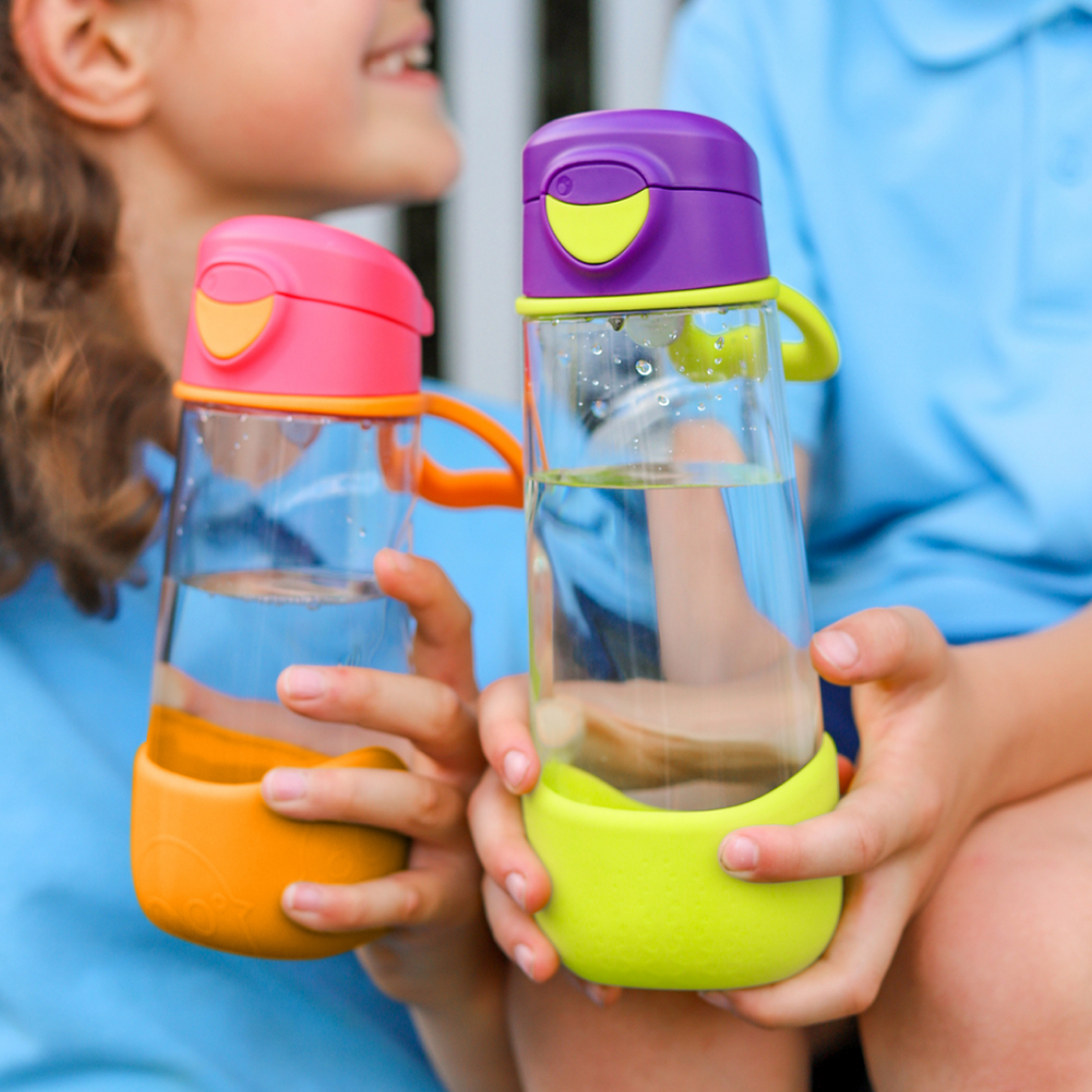 child with sport spout 600ml bottle - strawberry shake - b.box for kids